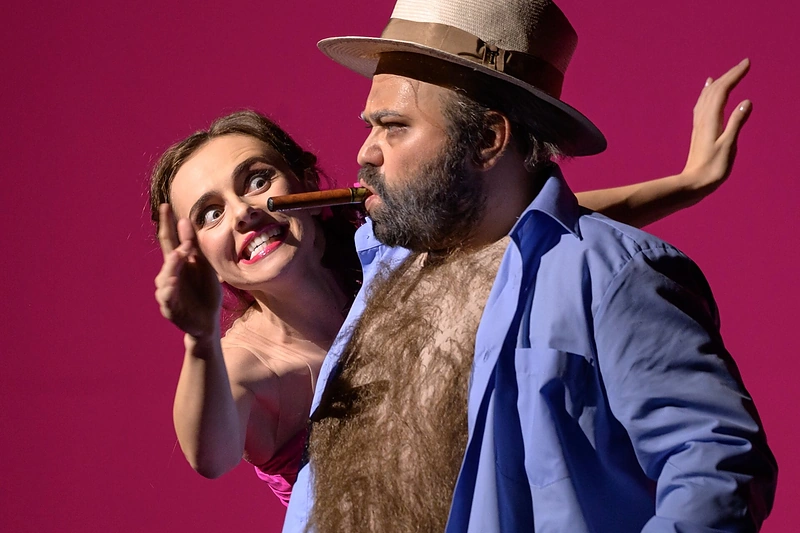 Rafailas Karpis spektaklyje „Kandidas“ / Martyno Aleksos nuotr.