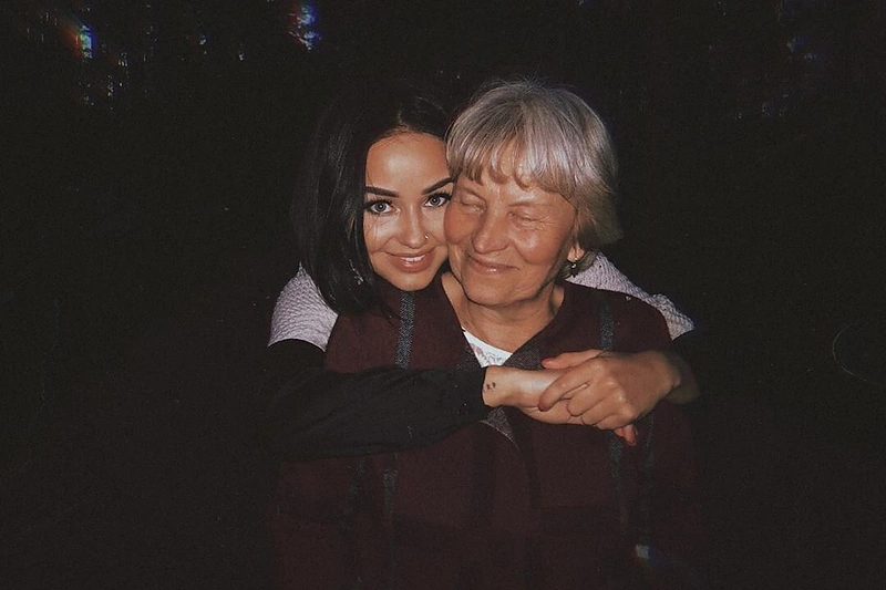 Iglė Bernotaitytė su močiute / asmeninio albumo nuotr.