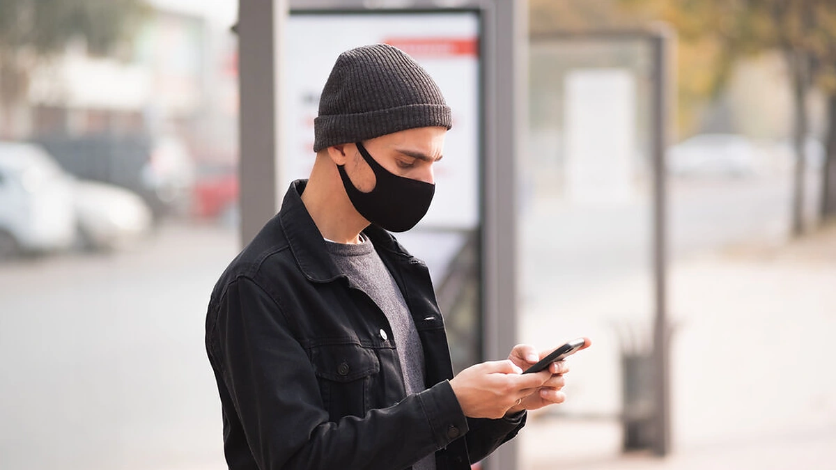 Vyras naršo telefone