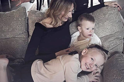 Katažina ir Deivydas Zvonkai su vaikais / Viktorijos Kuhlins nuotr.