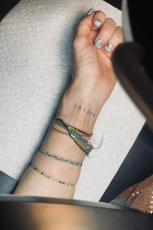 Madonnos tatuiruotė su vaikų vardų inicialais