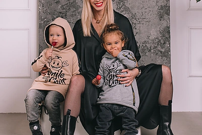 Gintarė Tilūnaitė su kolekcijos „smile&chill“ mažaisiais modeliais