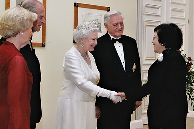 Irena Veisaitė, Didžiosios Britanijos karalienė Elizabeth II ir prezidentas Valdas Adamkus per vizitą Lietuvoje 2006-aisiais / Asmeninio albumo nuotr.