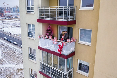 Vilniečiai įžiebia Kalėdų papuošimus balkonuose / Ado Vasiliausko nuotr.