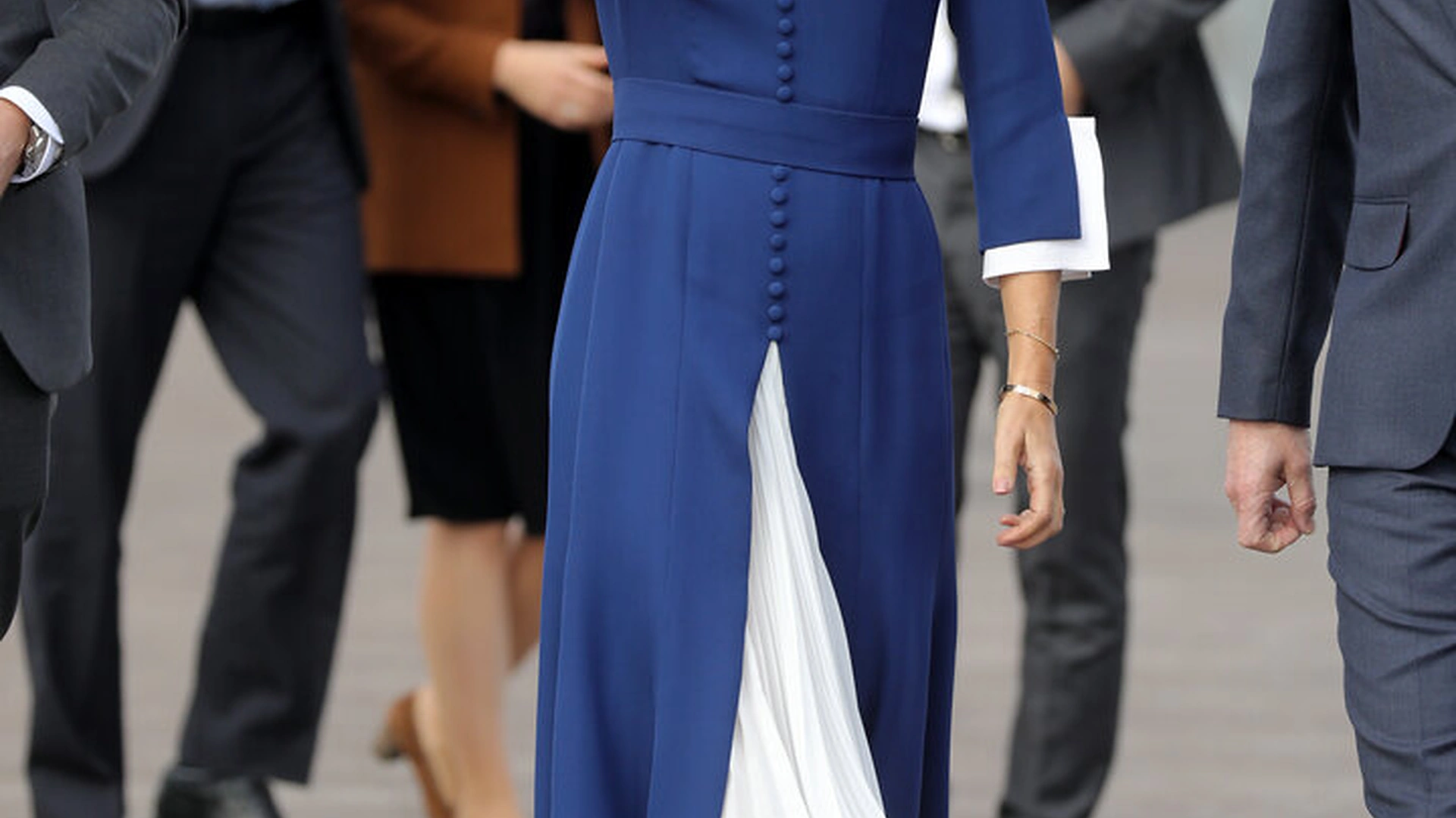 Specialiai vizitui į Paryžių kurtas dizainerio Ole Yde ir siuvėjos Birgit Hallstein kūrinys. „Gianvito Rossi“ aukštakulniai / GETTY nuotrauka