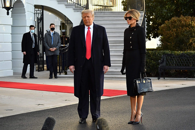 Baltuosius rūmus paliekantys Donaldas Trumpas ir Melania Trump / Scanpix nuotr.