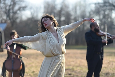 Niujorke gyvenanti dainininkė Simona Smirnova naujame klipe pasauliui pristatė kankles