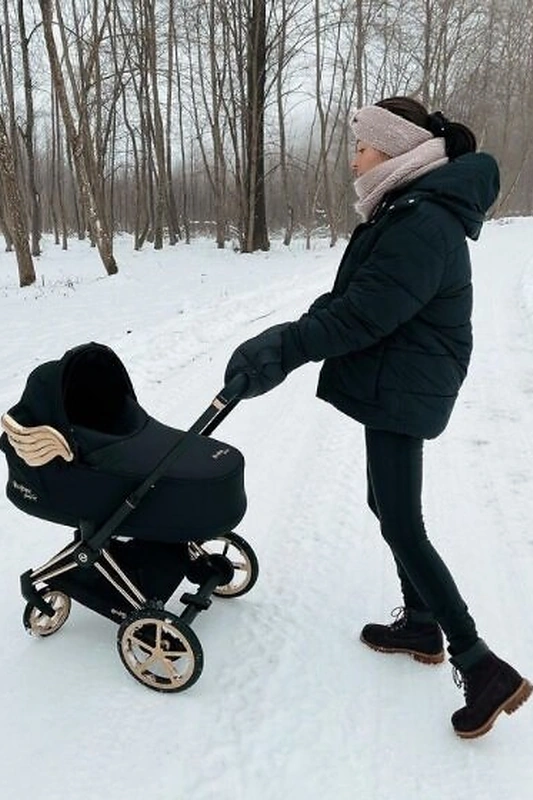 Karolina Meschino su dukrele / Asmeninio albumo nuotr.
