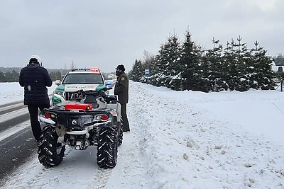 Reido akimirka: sulaikytasis L.Kleiza (kairėje) / Valstybinių miškų urėdijos nuotr.