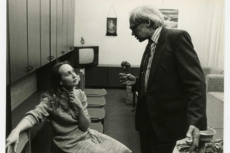 Apie ką kalba aktorė Jūratė Onaitytė ir Jonas Gricius? Maestro galėdavo duoti ne tik vertingų profesinių patarimų, bet ir pamokyti, kaip geriau megzti kojinės kulną / Lietuvos teatro, muzikos ir kino muziejaus nuotr.