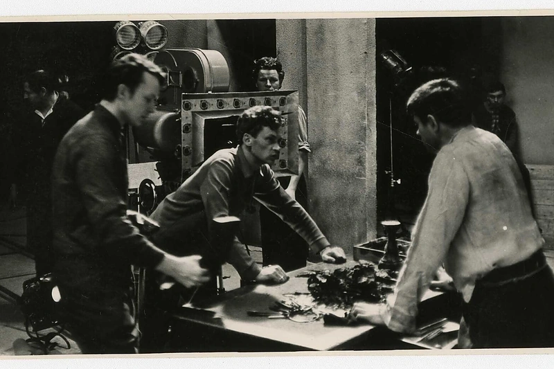 Filmo „Niekas nenorėjo mirti“ darbo momentas: operatorius Jonas Gricius kuria kadrą su Donatu Banioniu, 1965 m. / Lietuvos teatro, muzikos ir kino muziejaus nuotr.