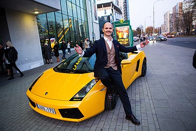 Aktorius Audrius Bružas: „Norint išgyventi, menininkams tenka improvizuoti“