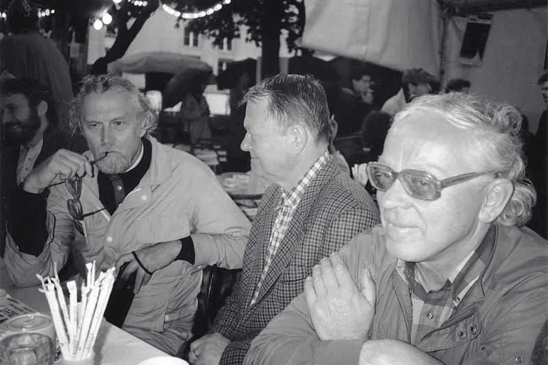 Poetas Marcelijus Martinaitis, Antanas Mončys ir rašytojas Tomas Sakalauskas Paryžiuje. 1991 m. / AMNM archyvo nuotr.
