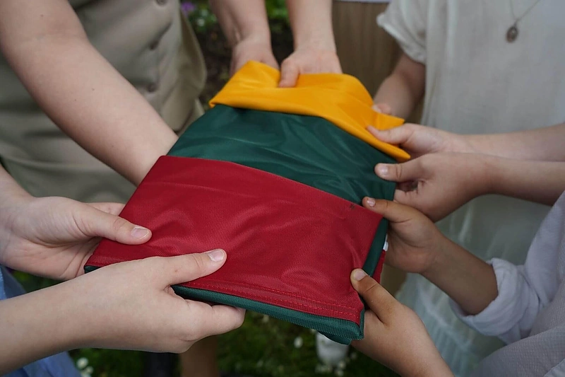 Vasario 16-osios proga vaikai sveikina Lietuvą