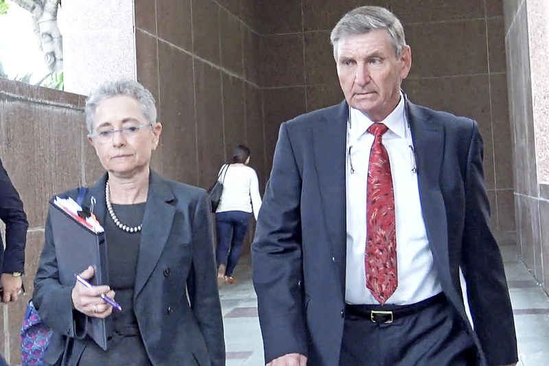 Pirmą kartą išsivaduoti iš apkartusios tėvo globos Britney Spears mėgino prieš dvejus metus. Ir tąkart – nesėkmingai. 2019-ųjų nuotraukoje – Jamie Spearsas su advokate išeina iš Los Andželo teismo rūmų / VIDA PRESS nuotrauka