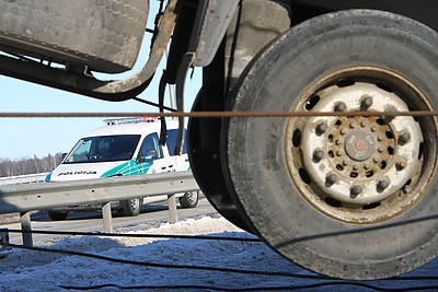 Jonavos rajone susidūrė vilkikas ir lengvasis automobilis: ugniagesiai vadavo moterį