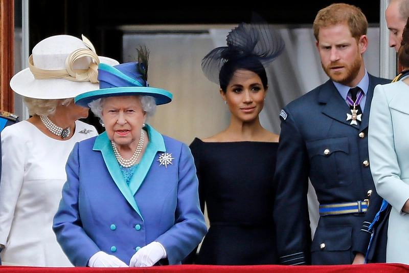 Karalienė Elizabeth II ir princas Harry su žmona Meghan / „Scanpix“
