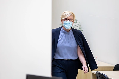 Ministrė Pirmininkė Ingrida Šimonytė pasiskiepijo „AstraZeneca“ vakcina / Irmanto Gelūno / „ŽMONĖS Foto“ nuotr.