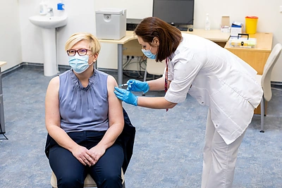Ministrė Pirmininkė Ingrida Šimonytė pasiskiepijo „AstraZeneca“ vakcina / Irmanto Gelūno / „ŽMONĖS Foto“ nuotr.
