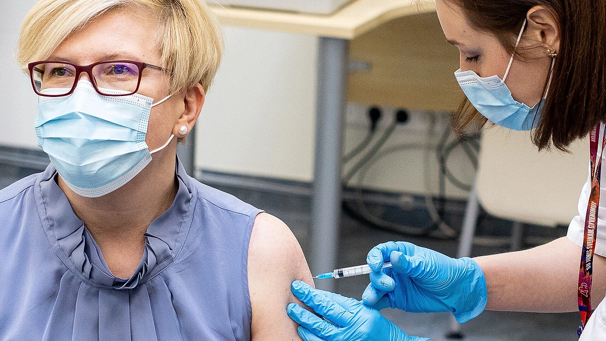 Ministrė Pirmininkė Ingrida Šimonytė pasiskiepijo „AstraZeneca“ vakcina / Irmanto Gelūno / „ŽMONĖS Foto“ nuotr.