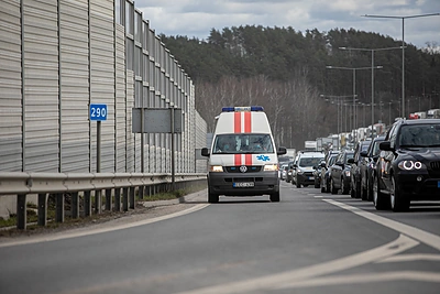 Penktadienio avarija į Vilnių vedančiame plente: lėkė greitoji, nukentėjo keleivė, strigo eismas