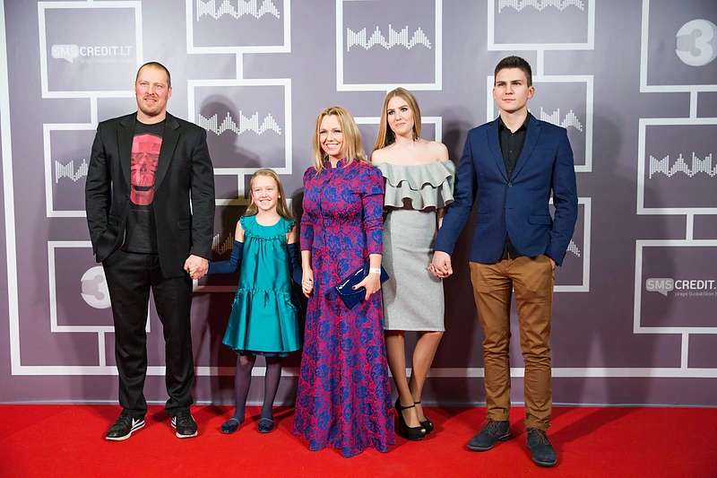 Violeta ir Vilius Tarasovai su dukromis Gabriele ir Elinga bei jos draugu / Viganto Ovadnevo nuotr.