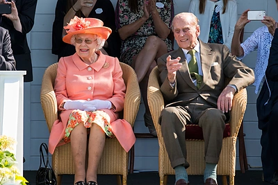 Paviešinta Elizabeth II antkapio nuotrauka: čia karalienė ilsisi su savo tėvais ir princu Philipu