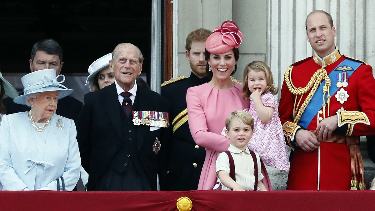 Karalienė Elizabeth II, princas Philipas, princas Harry, hercogienė Catherine ir princas Williamas su vaikais 2017 m.