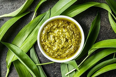 Pavasaris lėkštėje: kreminis makaronų ir meškinio česnako padažas