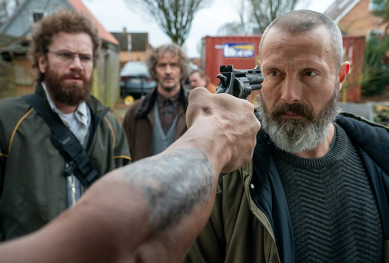 Nicolas Bro, Larsas Brygmannas ir Madsas Mikkelsenas filme „Riders of Justice“ – tragikomiškame, kupiname netikėtumų juodosios komedijos, trilerio ir dramos kokteilyje / Rolf Konow nuotrauka