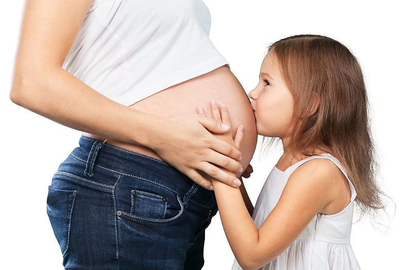 Mergaitė džiaugiasi ir laukia būsimo broliuko ar sesutės / 123RF.com nuotr.