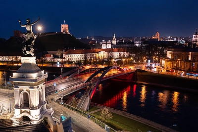 Vilniuje paminėta Hemofilijos diena – raudonai nušvito sostinės tiltai