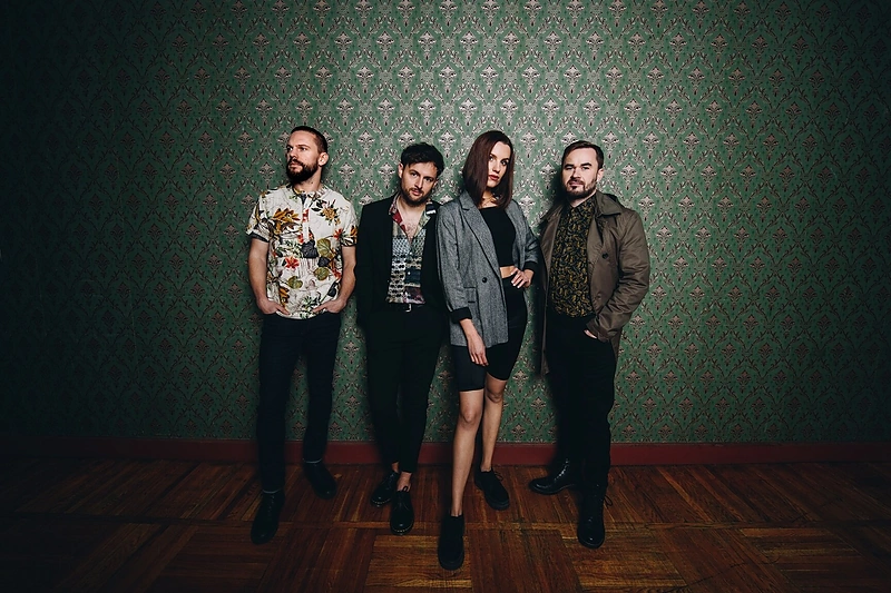 „Sisters On Wire“