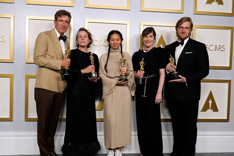 Peteris Spearsas, Frances McDormand, Chloe Zhao, Mollye Asher ir Danas Janvey / „Scanpix“ nuotr.