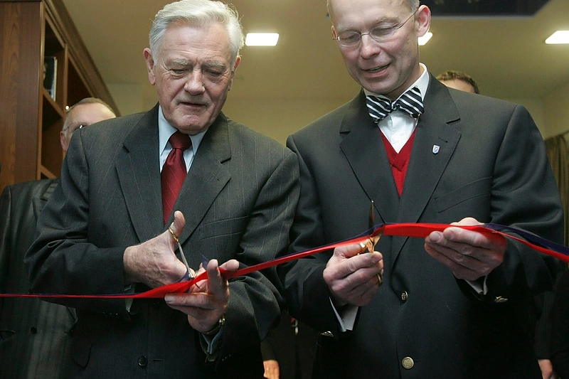 „VitkusClinic“ klinikos atidaryme. Juostą kerpa Prezidentas V.Adamkus ir prof. K.Vitkus