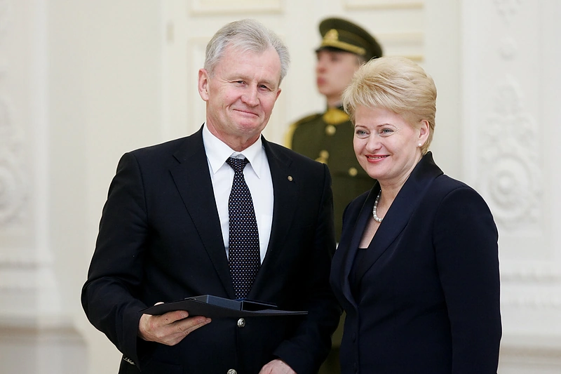 Dalia Grybauskaitė 2010 m. Lietuvos Nepriklausomybės Akto signatarui Kęstučiui Galveckui įteikė Nepriklausomybės atkūrimo 20-mečio medalį / „Fotobanko“ nuotr.