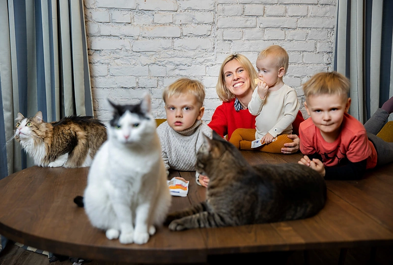 „Vinted“ bendraįkurėja Milda Mitkutė su vaikais Juozu, Antanu ir Matu / Gretos Skaraitienės / „ŽMONĖS Foto“ nuotr.