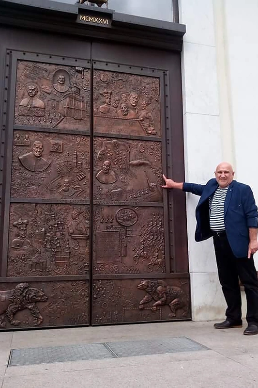 R.Inčirauskas šalia vieno iš monumentaliausių savo kūrinių – Šv. Antano Paduviečio katedros Telšiuose didžiųjų durų skulptūrinės-reljefinės metalo kompozicijos, skirtos 600 m. Žemaitijos krikšto jubiliejui, 2009 m. / Asmeninio albumo nuotr.