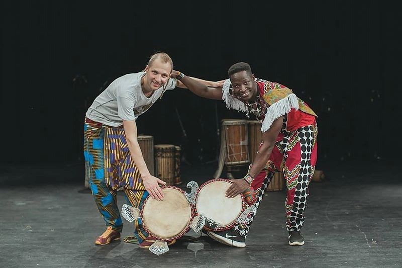 Gediminas Mačiulskis su mokytoju Babara Bangoura / Asmeninio albumo nuotr.