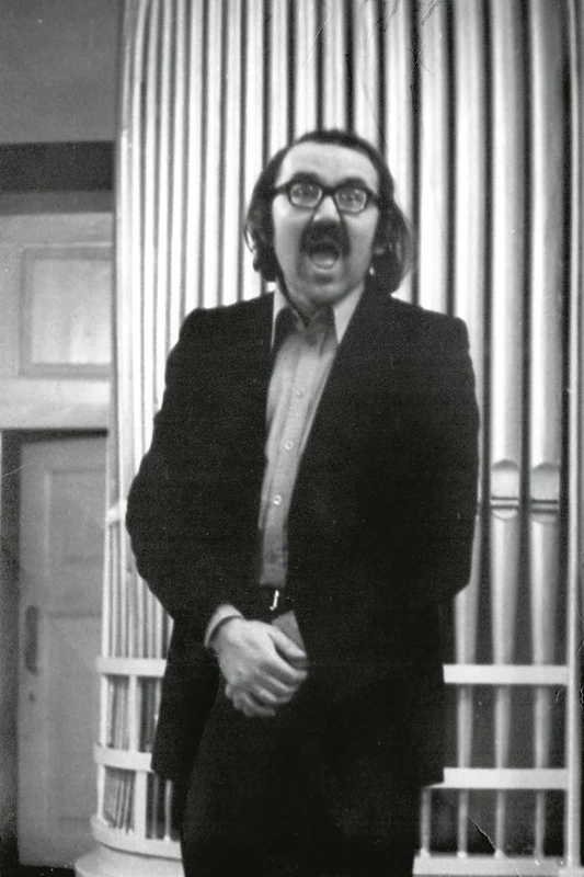 D.Katkus prie konservatorijos vargonų, 1964 m. Nuotrauka iš asmeninio archyvo / Gediminas Kajėnas nuotr.