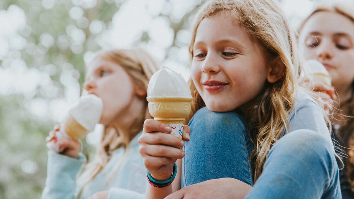 Vaikai mėgaujasi ledais