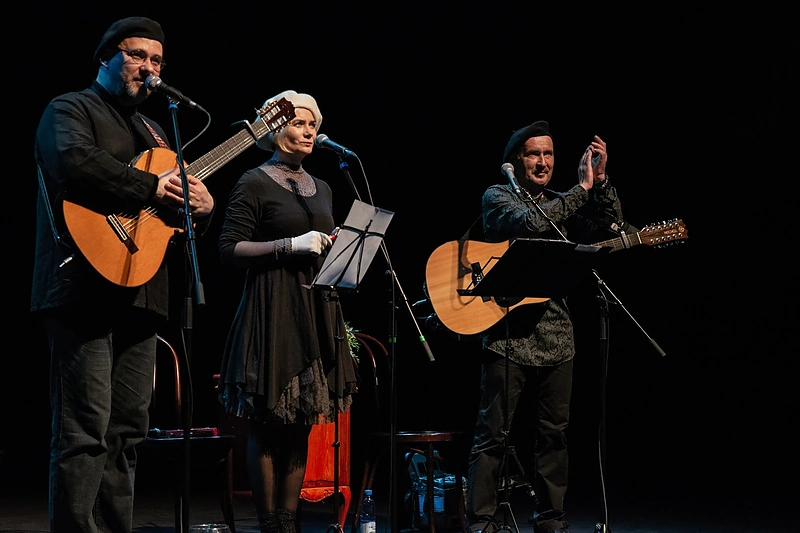 „Keistuolių teatras“