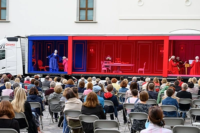 „Tarnaitė Ponia“ Valdovų rūmų kieme / Martyno Aleksos nuotr.