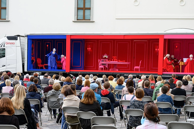 „Tarnaitė Ponia“ Valdovų rūmų kieme / Martyno Aleksos nuotr.