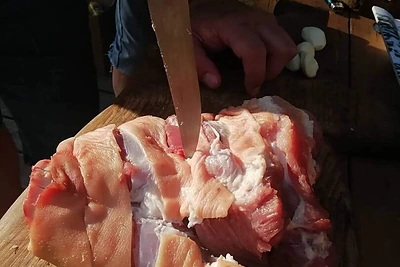 Ruošiama karka kepimui po žeme / Jono Griciaus nuotrauka