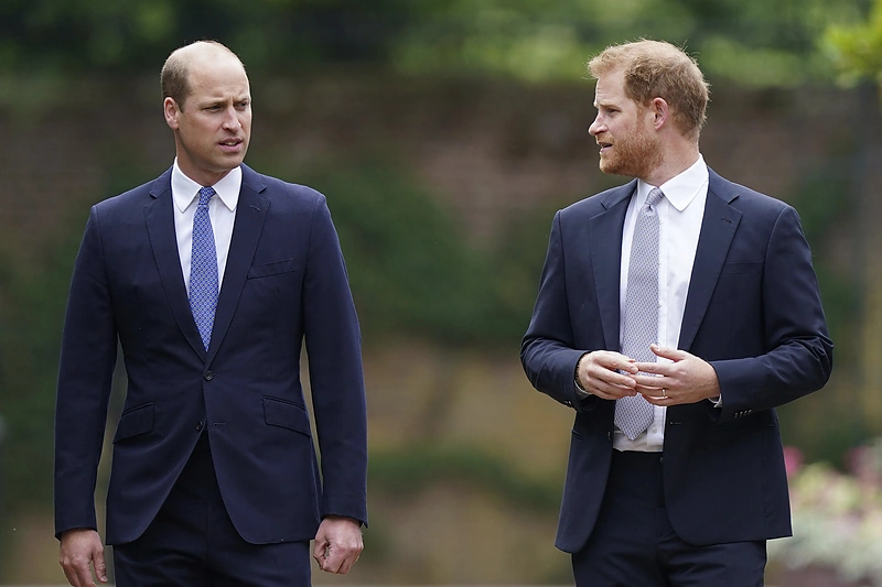 Princai Williamas ir Harry atidengė savo motinos princesės Dianos statulą / „Scanpix“/AP nuotr.