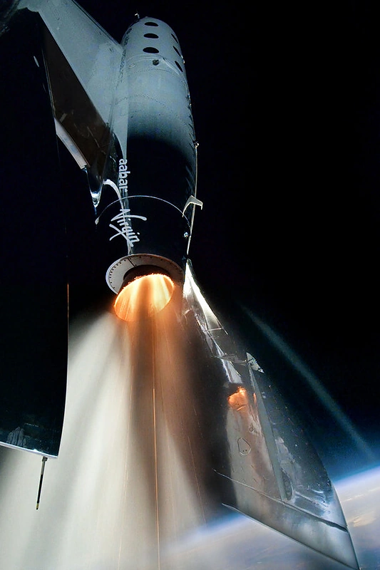 „Virgin Galactic“ erdvėlaivis nėra klasikinė raketa. Tai lyg lėktuvo nešėjo, pasiekiančio didelį aukštį ir paleidžiančio mažesnį erdvėlaivį „VSS Unity“, sistema