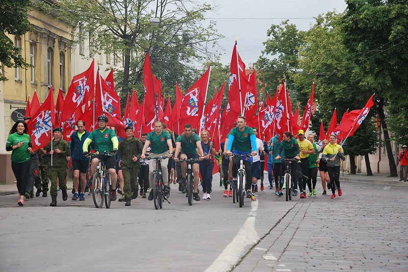 Valstybės dieną – tradicinis bėgimas ir važiavimas dviračiais su Vyčio vėliava aplink Vilniaus senamiestį