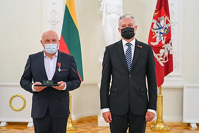 Prezidentas Valstybės dienos proga įteikia valstybės apdovanojimus / Roberto Dačkaus nuotr.