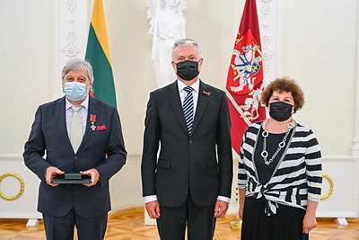 Prezidentas Valstybės dienos proga įteikia valstybės apdovanojimus / Roberto Dačkaus nuotr.